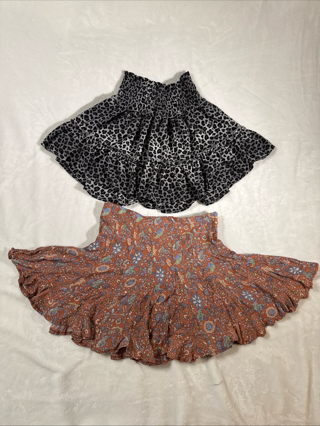 Lot Of 2 Women Gray Cheetah & Floral Print Skater Flowy Mini Skirts Size Small
